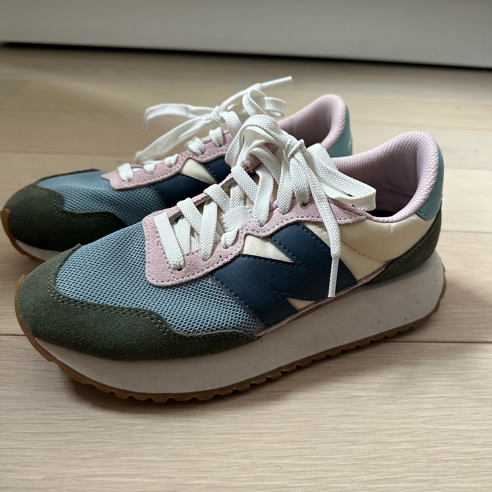 Women’s New Balance 237 Sneaker. Lightly Worn